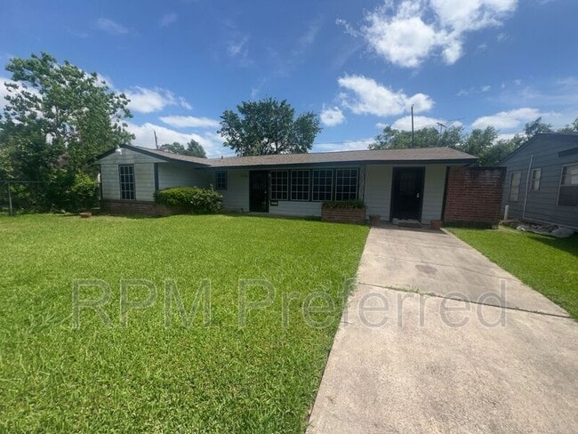 Building Photo - 5810 Glenhurst Dr