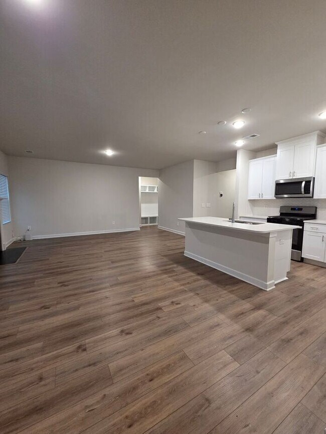 Foto del edificio - Beautiful and spacious! Ready for move in!