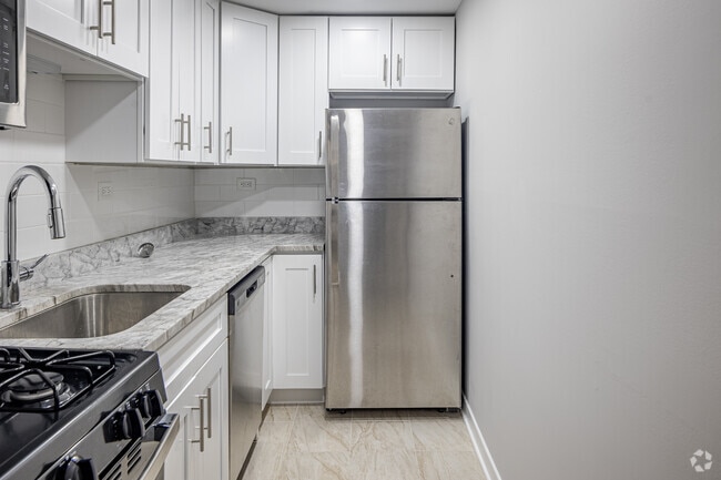 1BR, 1BA - 750SF - Kitchen - 350 - 3161 North Cambridge, LLC