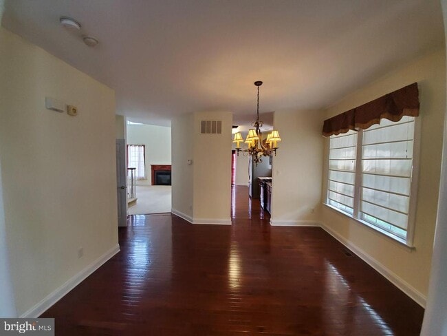 Building Photo - 102 Burnet Crescent