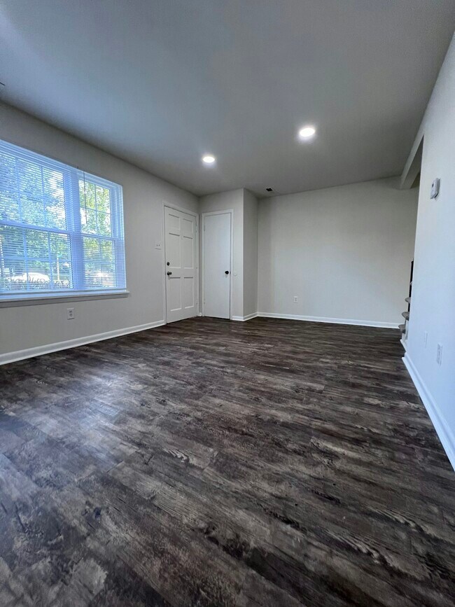 Foto del edificio - 300 Cedarwood Rd