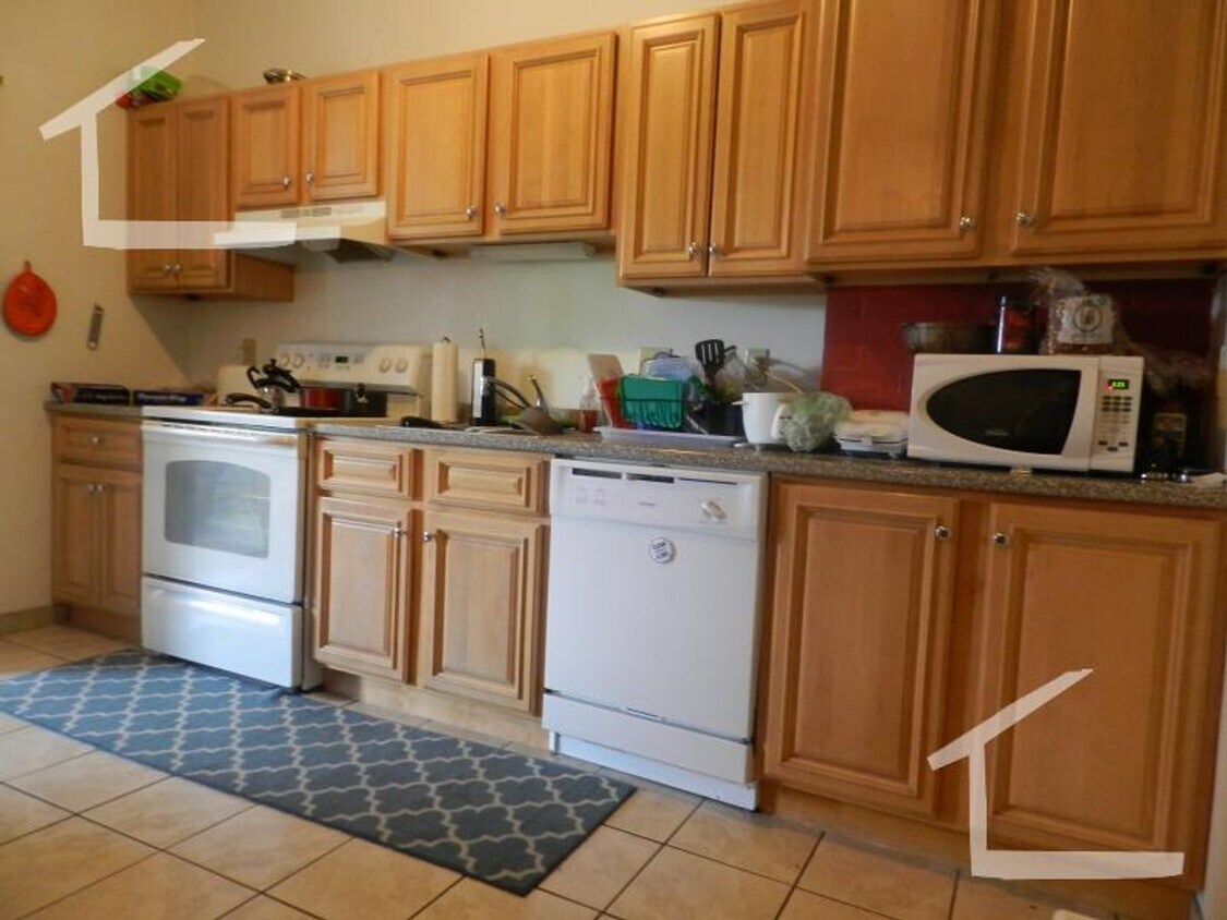 Foto principal - 4 Bed 2 Bath available 6/1