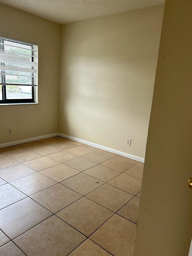 Building Photo - 10918 Royal Palm Blvd