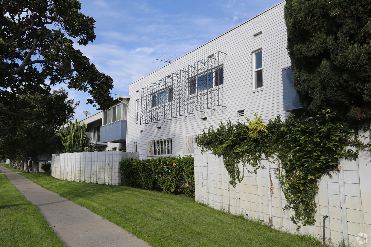 Building Photo - Queensland Manor South
