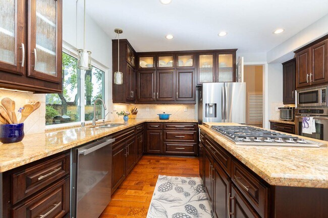 Foto del edificio - 5 Bedroom Home with Solar, EV Charger & Home Gym