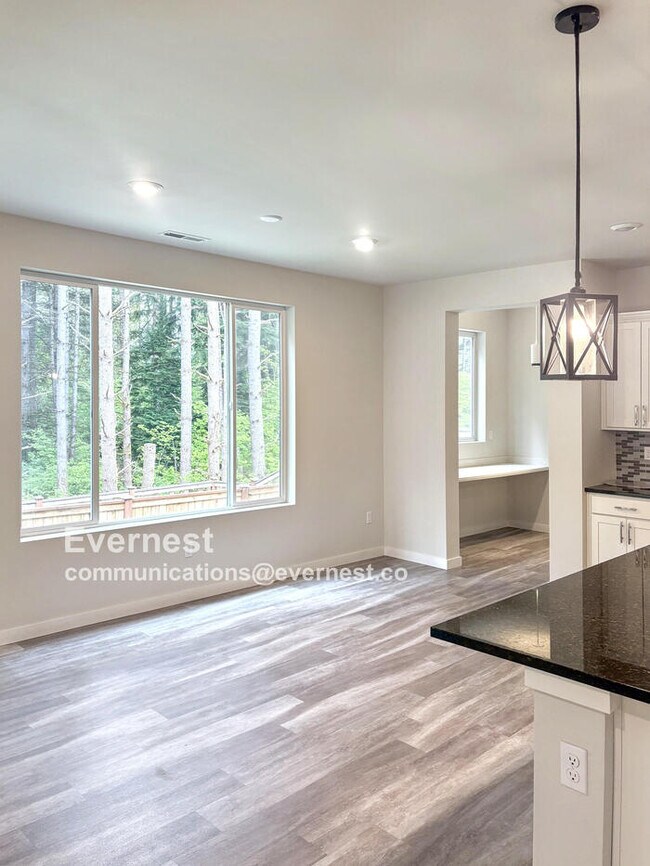 Foto del edificio - Gorgeous 4-Bedroom Home with Modern Comfor...