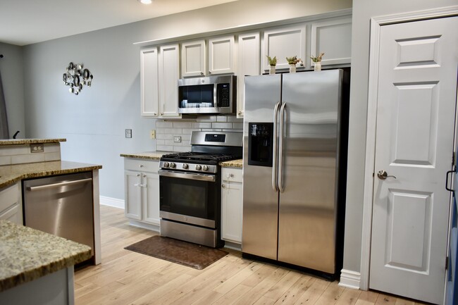 Kitchen - 432 Vaughn Cir