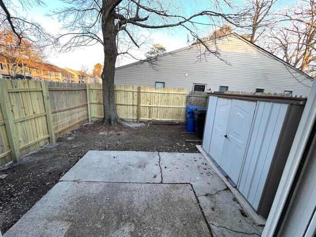Building Photo - 465 Peregrine St