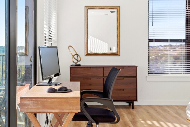 Foto del edificio - 1619 Lakeshore Dr