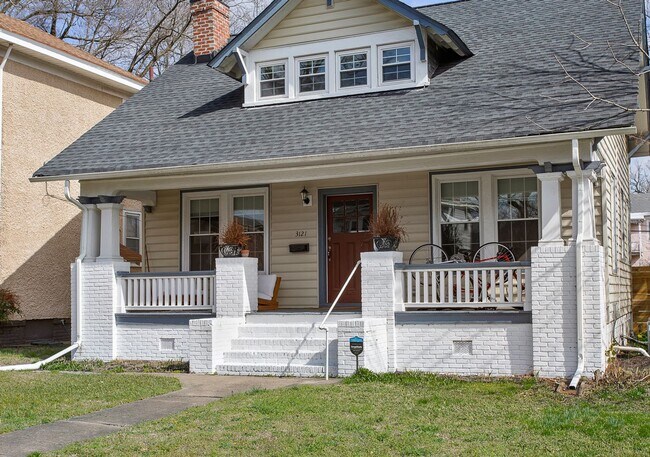 Building Photo - Spacious 3 Bed/4 Bath home - Available NOW!