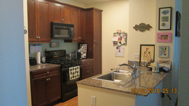 Kitchen with granite counter tops - 1238 Scholarship