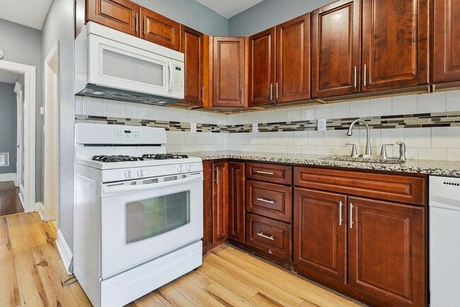 Building Photo - 41 E 48th St