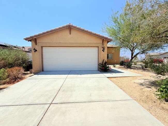 Building Photo - AVAILABLE NOW!! 3 Bedroom 2 Bathroom Home ...