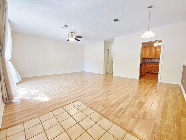 Building Photo - 422 W Oak St