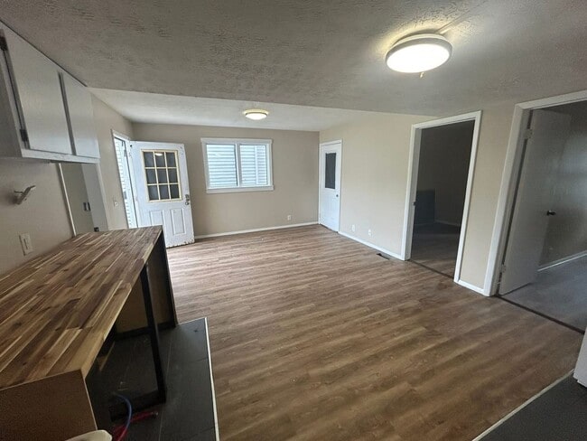 Foto del edificio - $1000 a month! 4-Bedroom Apartment Near Ba...
