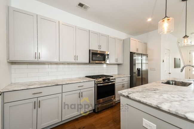 Building Photo - 4BR/3BA Modern Downtown Home with Fenced-In Yard