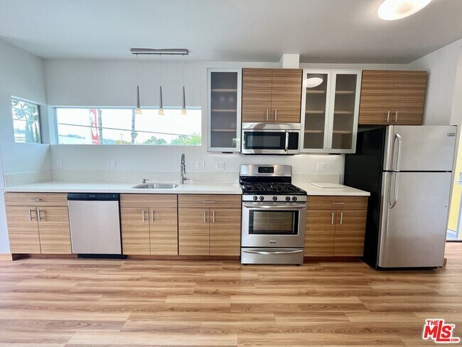 Building Photo - 505 N San Vicente Blvd