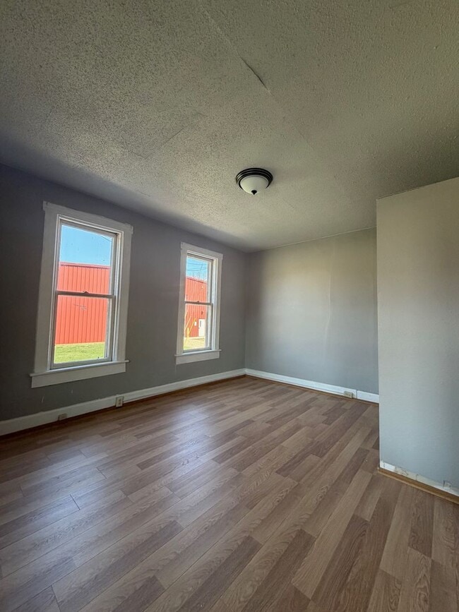 Building Photo - 907 Forest St