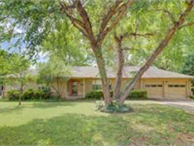 Building Photo - Large Mid Town Home