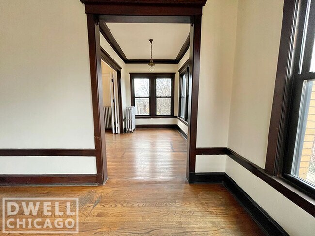Foto del edificio - 2414 N Sawyer Ave