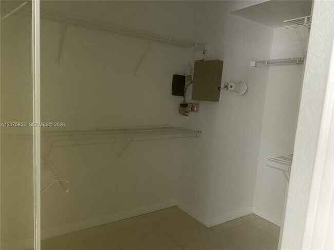 Foto del edificio - 8830 W Flagler St