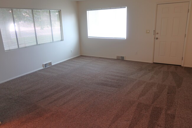 Foto del edificio - 121 N Miller St