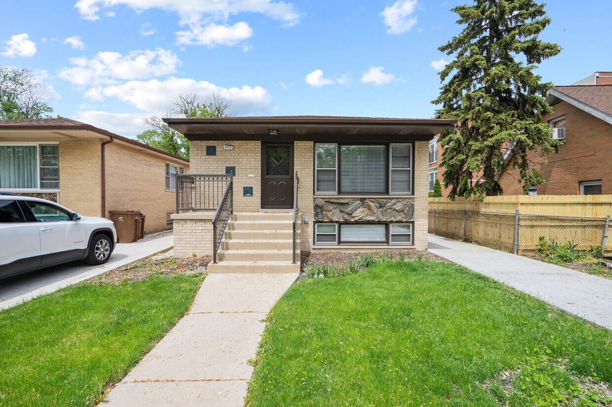 Foto principal - 8832 Cherry Ave