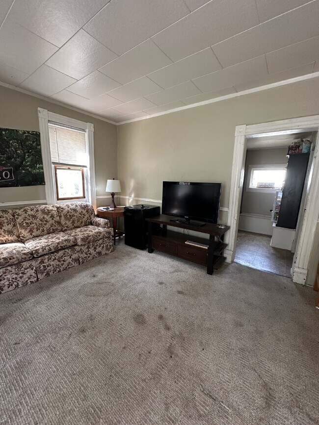 Foto del edificio - 5 Bed 2 Bath close to UWEC available June 1st! Has a new bathroom!