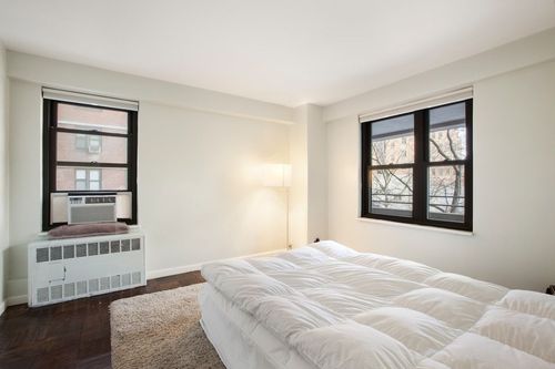 Foto del edificio - 215 E Broadway