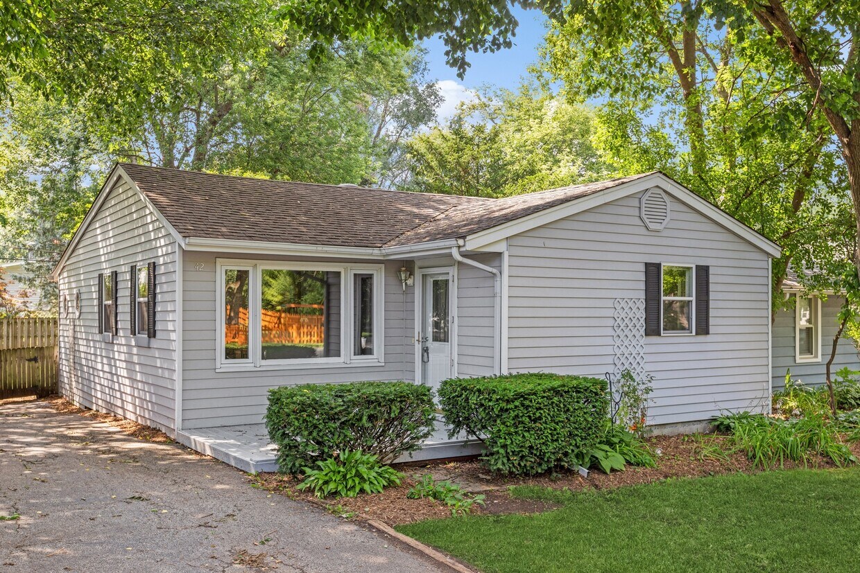 Primary Photo - 42 Burr Oak Dr