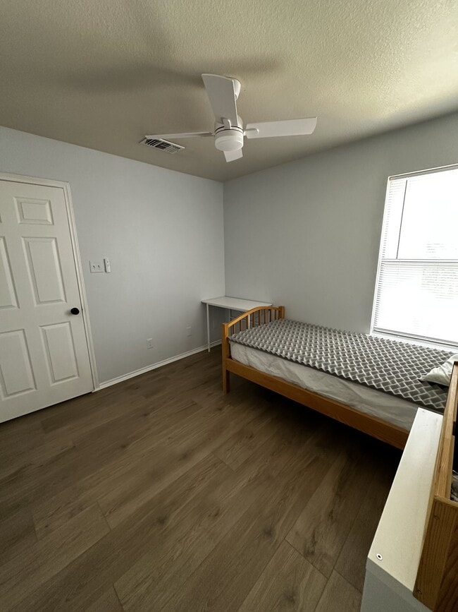 Photo - 10702 Mathom Landing (Universal City, TX) Townhome