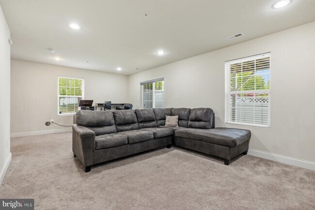 Foto del edificio - 15200 Richard Bowie Ln