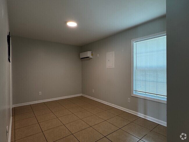 Building Photo - 905 Riverside Dr