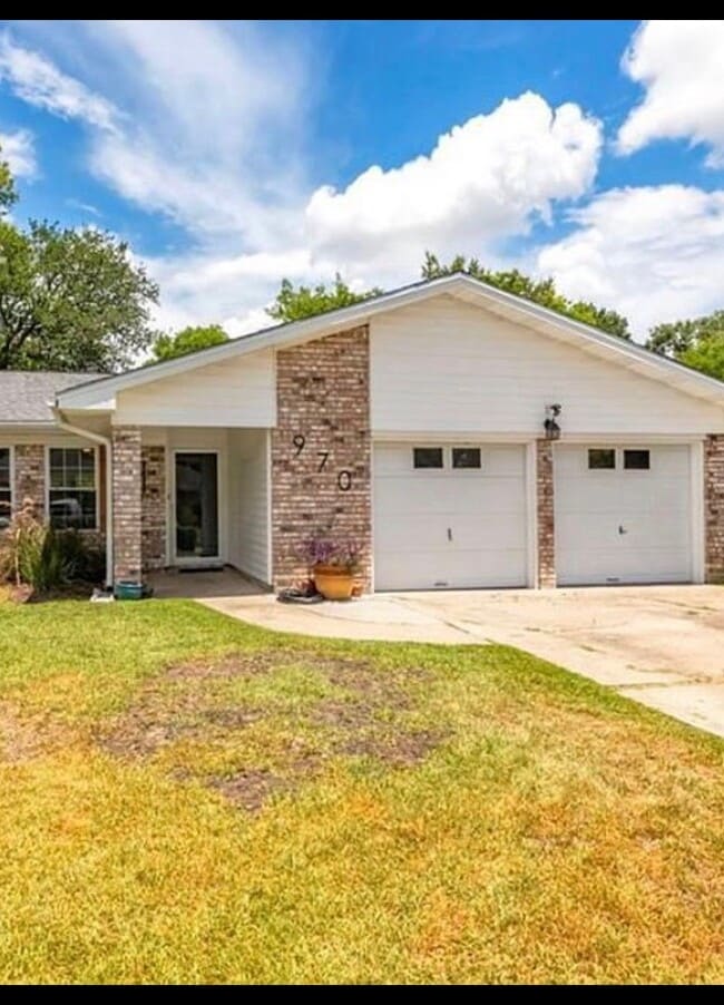 Building Photo - 970 Norwood Dr