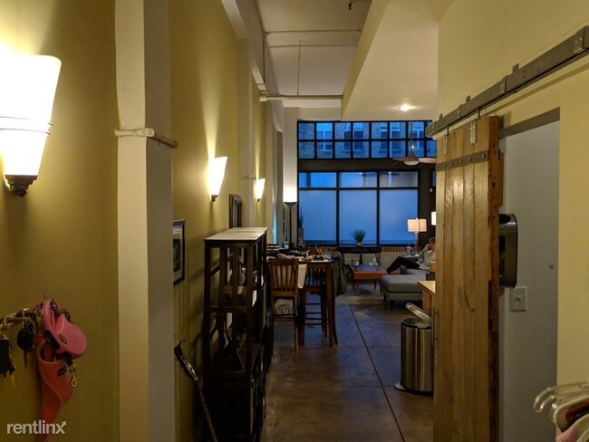 Building Photo - 1 br, 1 bath Condo - 2318 1st Ave N 102 Un...