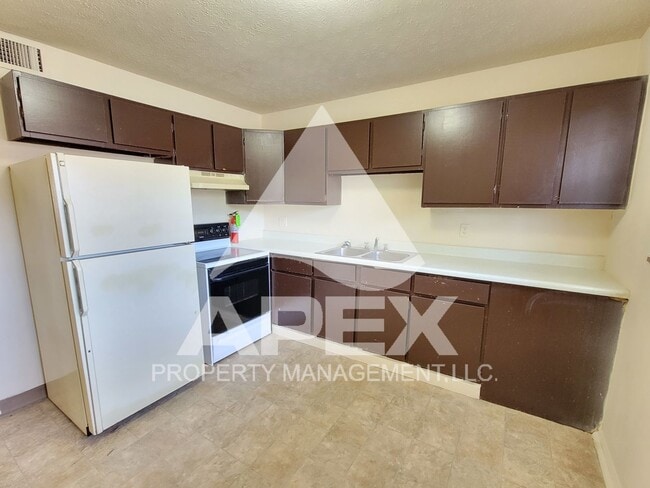 Building Photo - Spacious Ground Floor 2 Bd - 1Ba Apartment...