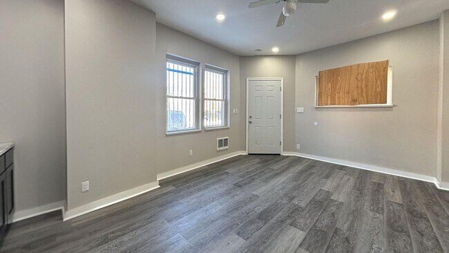 Foto del edificio - 3066 N Bambrey St