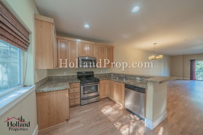 Building Photo - 2 Bedroom Beaverton with an extra flex room!