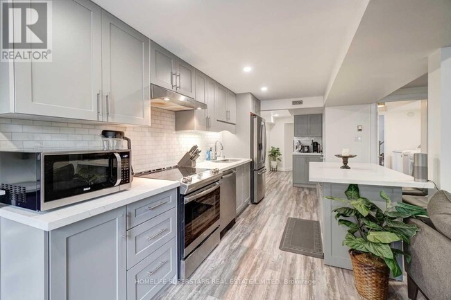 Building Photo - 2553 HOMELANDS Dr
