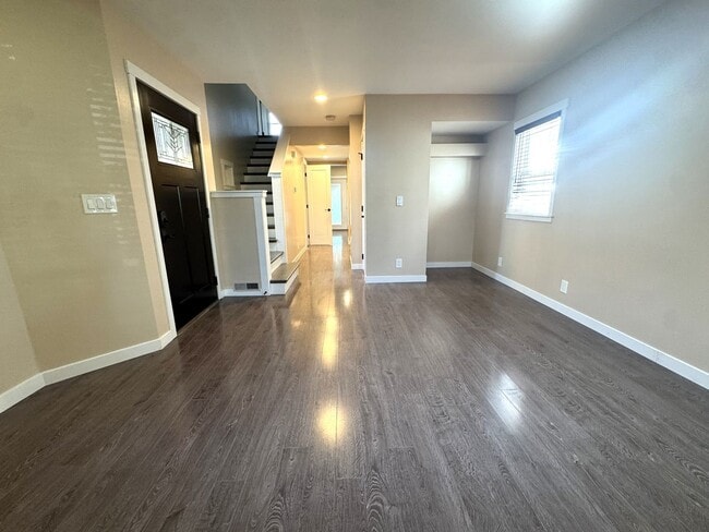 Building Photo - 3Bd/2.5Ba Seattle House