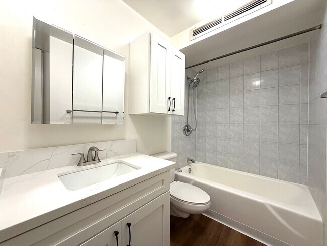 Foto del edificio - 1 Bedroom, 1 Bathroom, 1 Parking (Ala Wai Plaza)