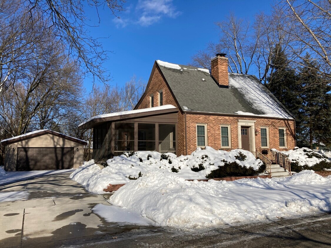 2156 Oak Rd, Homewood, IL 60430 House Rental in Homewood, IL