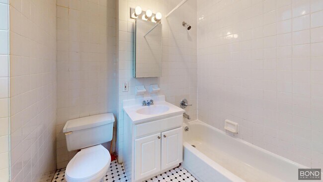 Building Photo - Sun Blasted 2BR in SoHo