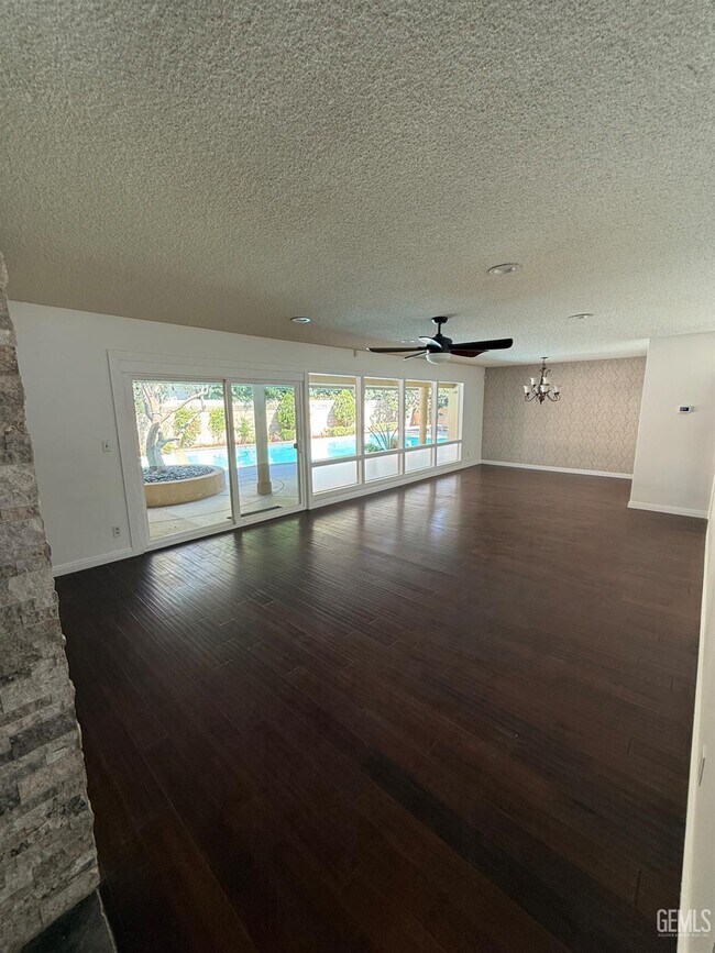 Foto del edificio - 400 Fairway Dr