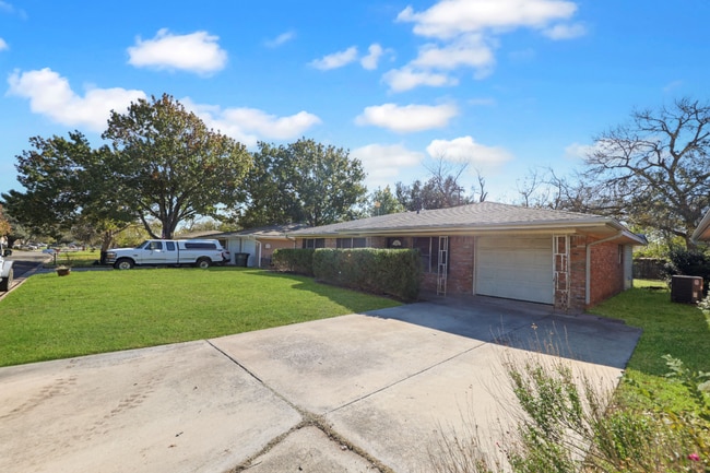 Building Photo - 3221 Lawnwood Dr