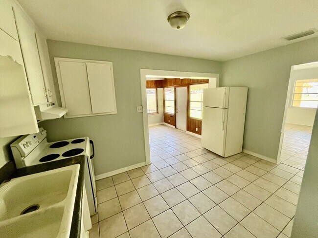 Foto del edificio - HUGE Lakeland 3BR/1BA w/Carport in Nice Re...