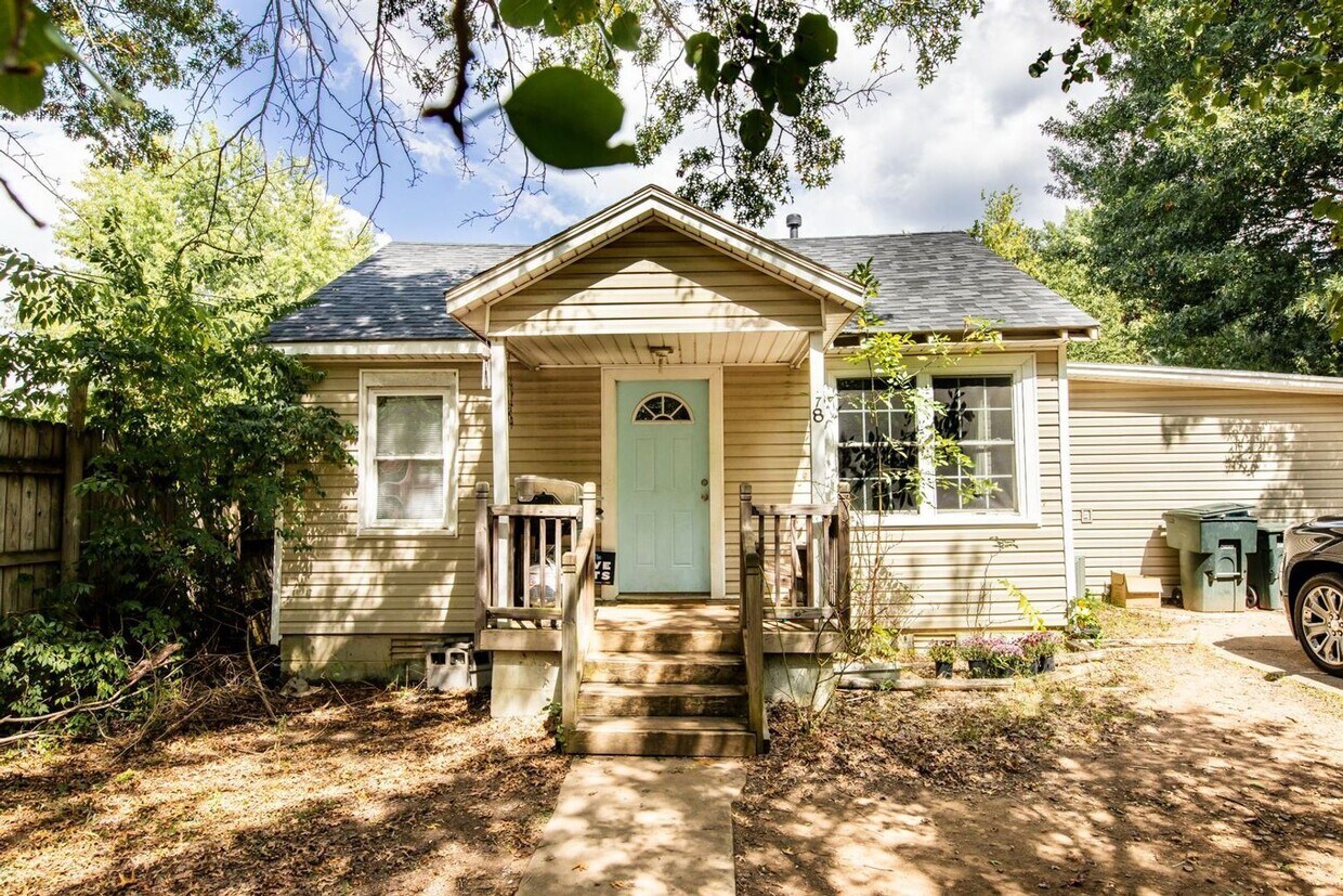 Primary Photo - 3 br, 1 bath House - 678 E. Fairlane Street