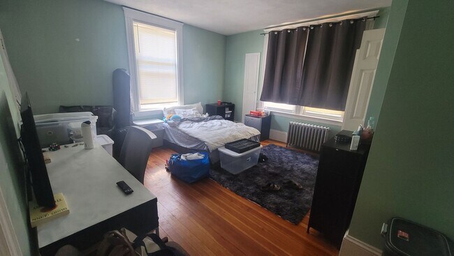 Building Photo - Updated Massive Apt!  All rooms XL size!  ...