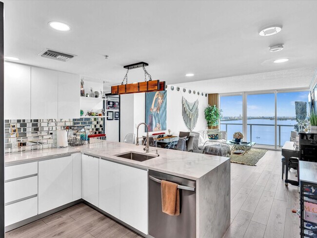 Foto del edificio - 665 NE 25th St