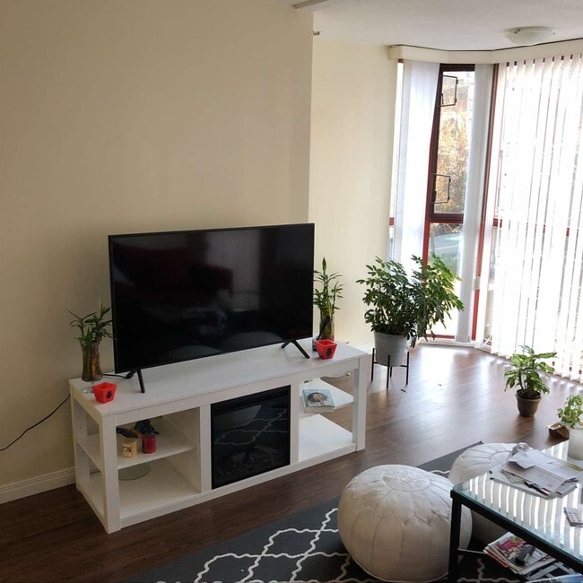 Building Photo - 811 Helmcken St